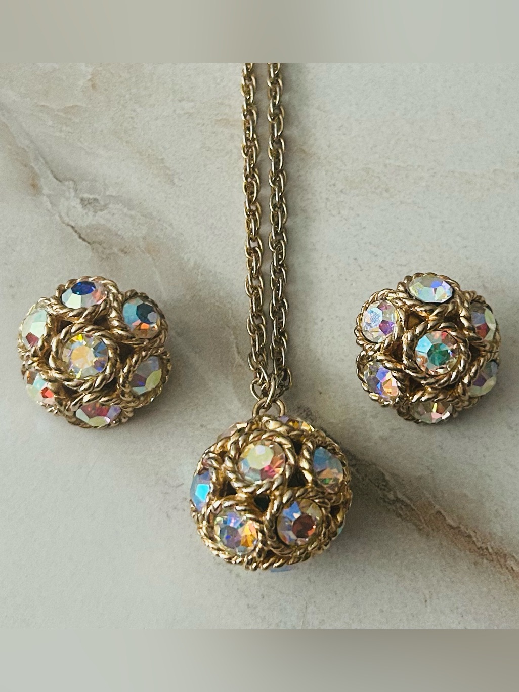 Vintage Sarah Coventry Gold Toned Aurora Pendant Necklace & Clip On Earrings Set